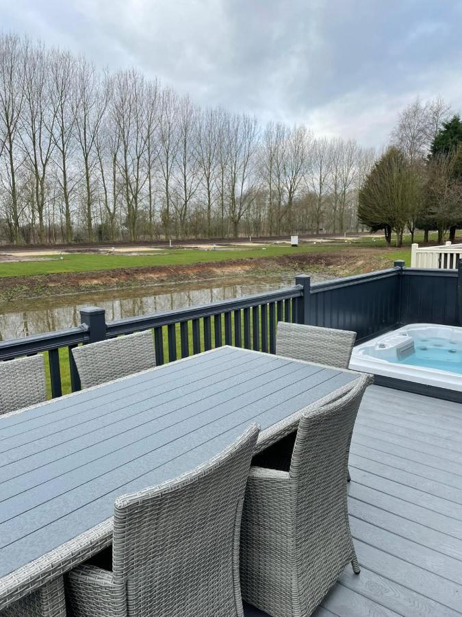 Black Moorhen Lodge With Hot Tub York Eksteriør billede